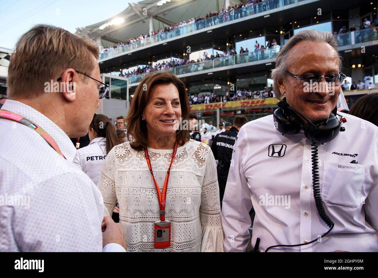 (De gauche à droite) : Mika Hakkinen (fin) avec Kathy Ojjeh et Mansour Ojjeh, actionnaire de McLaren, sur la grille. 26.11.2017. Championnat du monde de Formule 1, Rd 20, Grand Prix d'Abu Dhabi, circuit Yas Marina, Abu Dhabi, jour de la course. Le crédit photo doit être lu : images XPB/Press Association. Banque D'Images