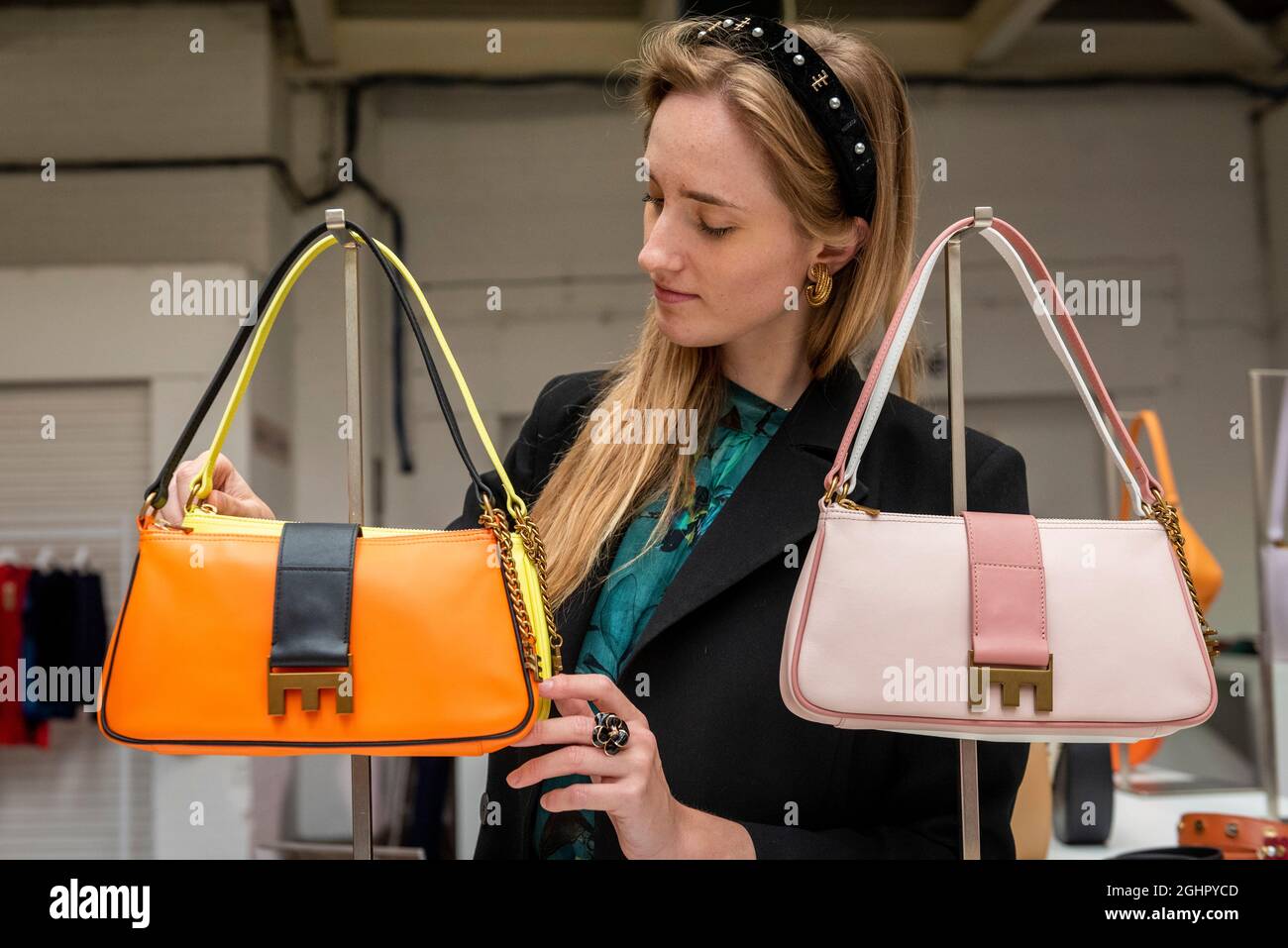 Londres, Royaume-Uni. 7 septembre 2021. Estelle Hanet, fondatrice et  designer de sacs à main Enamoure, vérifie certaines de ses créations lors  de Scoop X Pure, un salon de la mode contemporain de