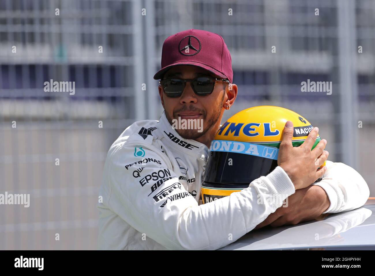 Lewis Hamilton (GBR) Mercedes AMG F1 fête sa position de pôle dans le parc  ferme avec le casque d'Ayrton Senna, qui lui a été présenté après avoir  égalé le nombre de positions