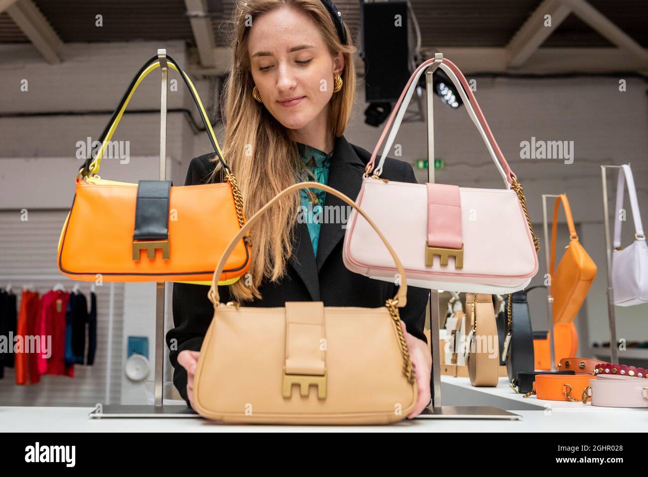 Londres, Royaume-Uni. 7 septembre 2021. Estelle Hanet, fondatrice et designer de sacs à main Enamoure, vérifie certaines de ses créations lors de Scoop X Pure, un salon de la mode contemporain de trois jours à la brasserie Old Truman dans l'est de Londres. Cet événement présente à la fois des créateurs de mode hommes et femmes, établis et émergents au Royaume-Uni et dans le monde entier, ainsi qu'une sélection de produits pour la maison et le mode de vie. Credit: Stephen Chung / Alamy Live News Banque D'Images