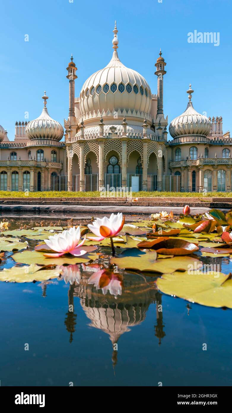 Palais du Pavillon Royal se reflétant dans un étang aux nénuphars, Brighton, East Sussex, Angleterre, Royaume-Uni Banque D'Images