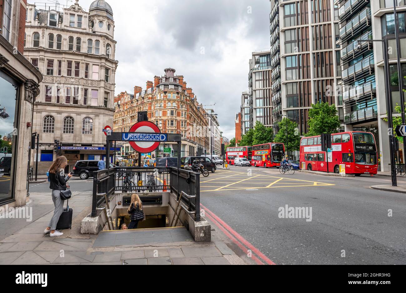 Entrée à une station de métro, panneau métro, rue avec bus rouges, Londres, Angleterre, Grande-Bretagne Banque D'Images