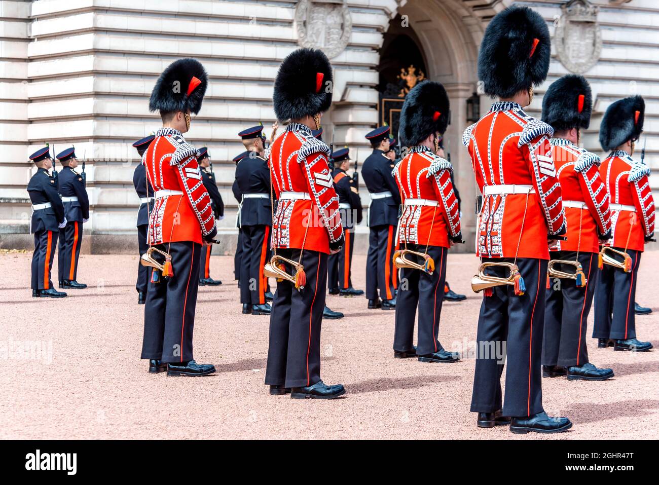 Gardes de la Garde royale avec chapeau de barbe, relève de la garde, relève  traditionnelle de la garde, Buckingham Palace, Londres, Angleterre, Grand  Photo Stock - Alamy