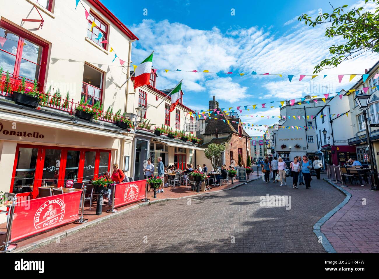 Rue de pubs et restaurants avec drapeaux colorés, Vieille ville, Brighton, East Sussex, Angleterre, Royaume-Uni Banque D'Images