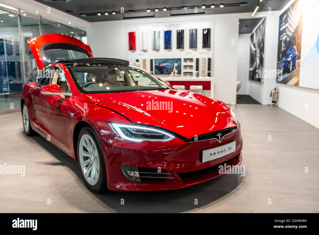 Red Tesla modèle S, dans un concessionnaire automobile, Londres, Angleterre, Royaume-Uni Banque D'Images