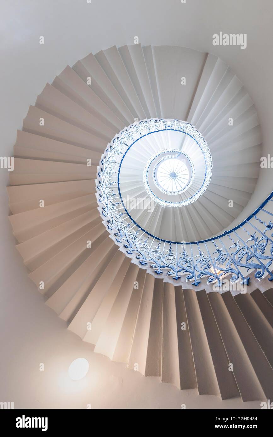 Escalier en colimaçon avec garde-corps bleu, escalier tulipe, le Queens House, Greenwich, Londres, Angleterre, Royaume-Uni Banque D'Images