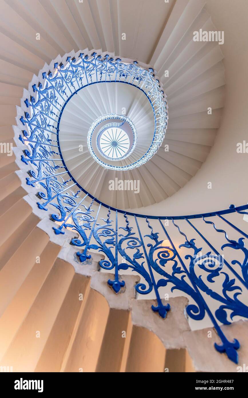 Escalier en colimaçon avec garde-corps bleu, escalier tulipe, le Queens House, Greenwich, Londres, Angleterre, Royaume-Uni Banque D'Images