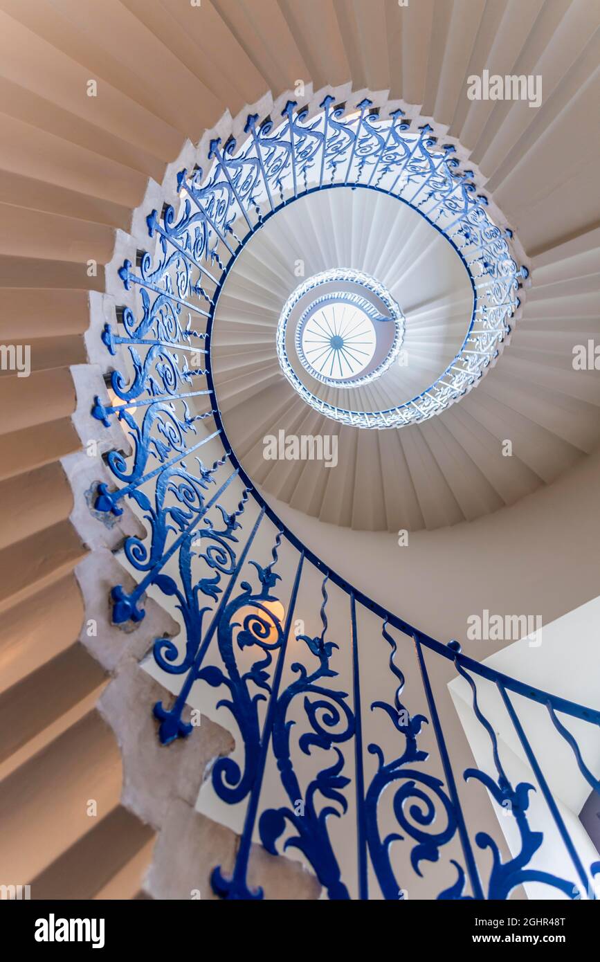 Escalier en colimaçon avec garde-corps bleu, escalier tulipe, le Queens House, Greenwich, Londres, Angleterre, Royaume-Uni Banque D'Images