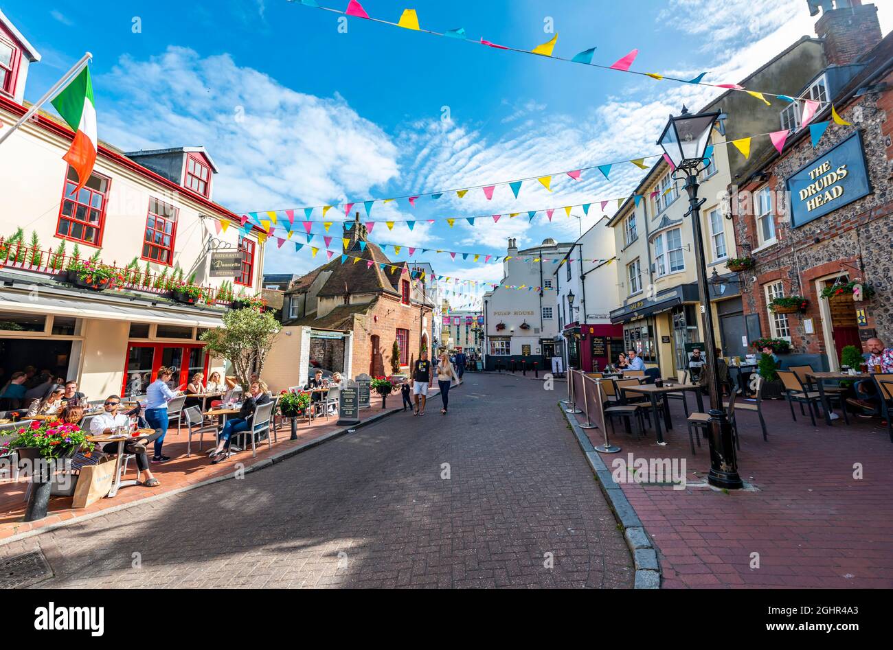 Rue de pubs et restaurants avec drapeaux colorés, Vieille ville, Brighton, East Sussex, Angleterre, Royaume-Uni Banque D'Images