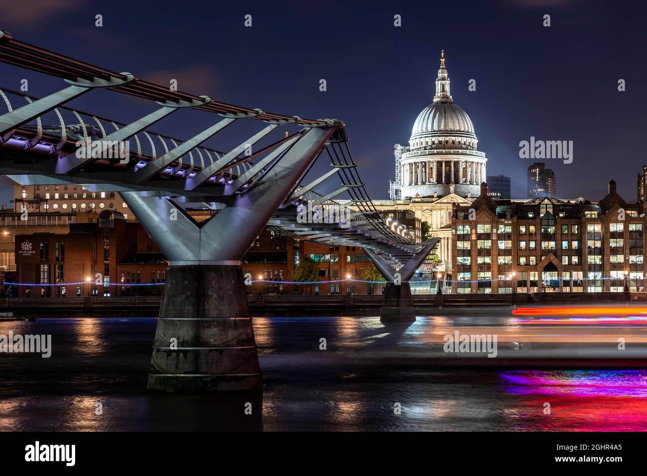 Millennium Bridge et St Paul's Cathedral at Night, Londres, Angleterre, Royaume-Uni Banque D'Images