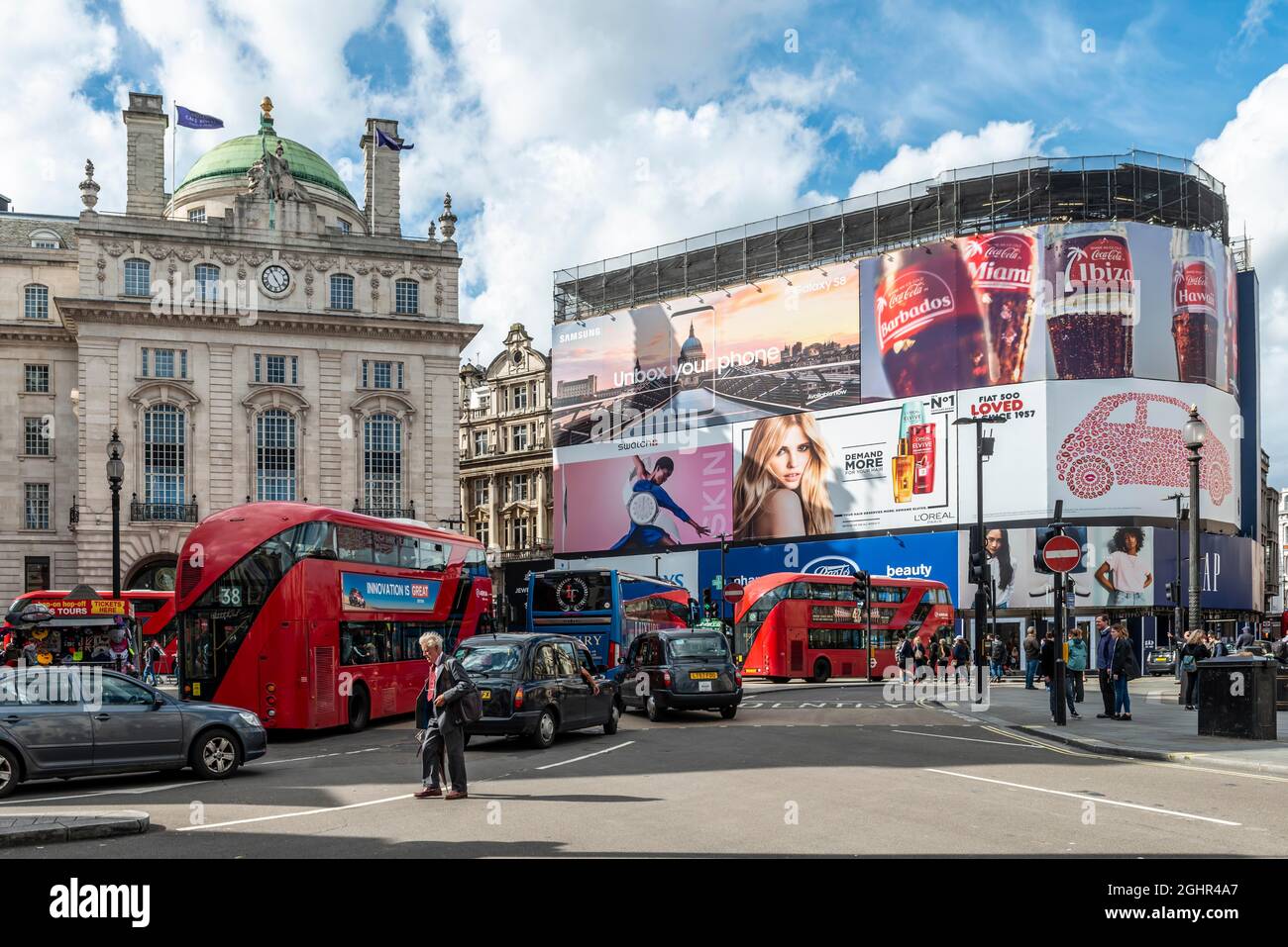 Bâtiment avec des bannières publicitaires, Piccadilly Lights, rue animée avec des bus rouges, Picadilly Circus, Londres, Angleterre, Royaume-Uni Banque D'Images