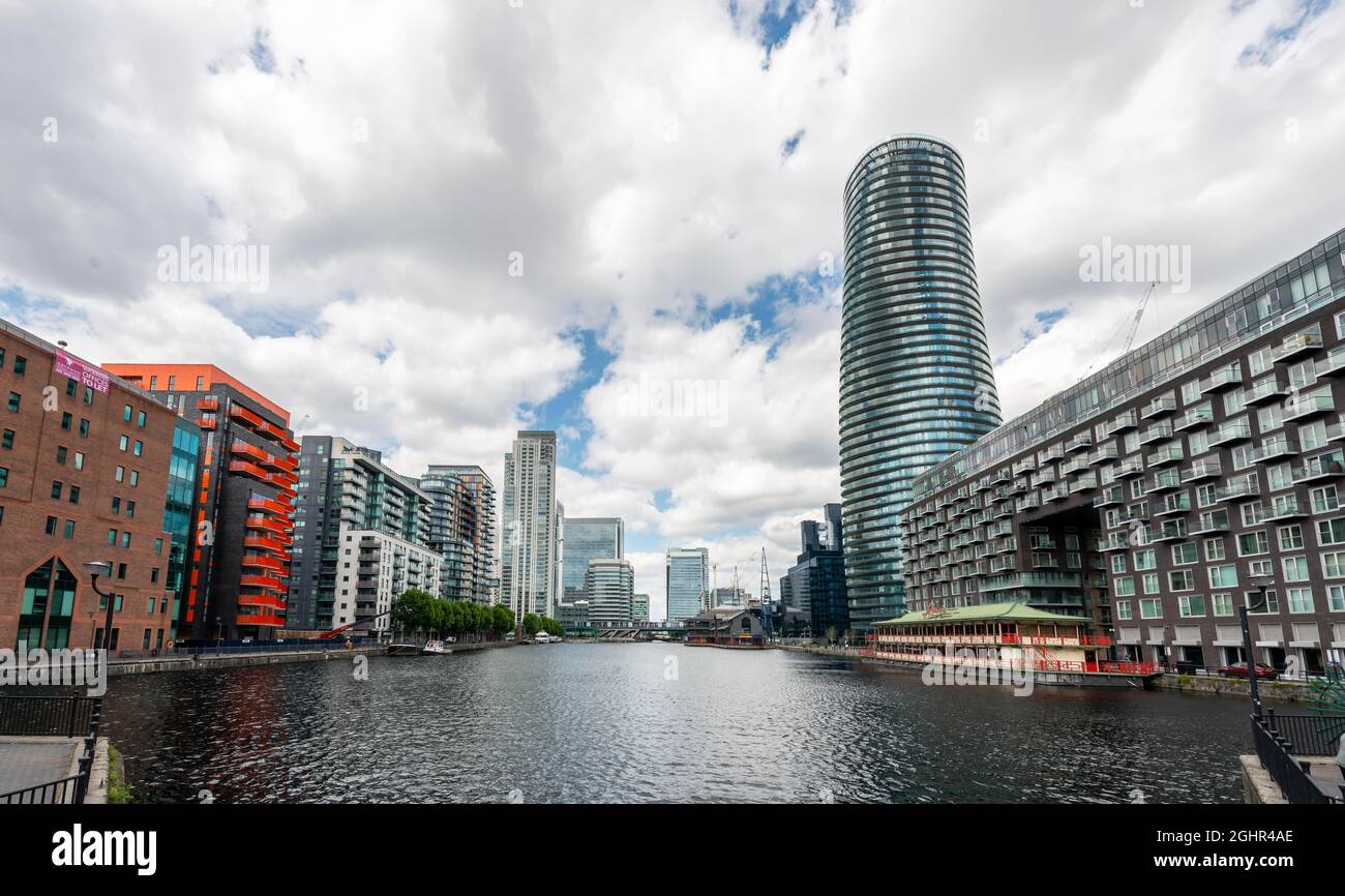 Canal avec gratte-ciel, architecture moderne, Canary Wharf, Londres, Angleterre, Royaume-Uni Banque D'Images
