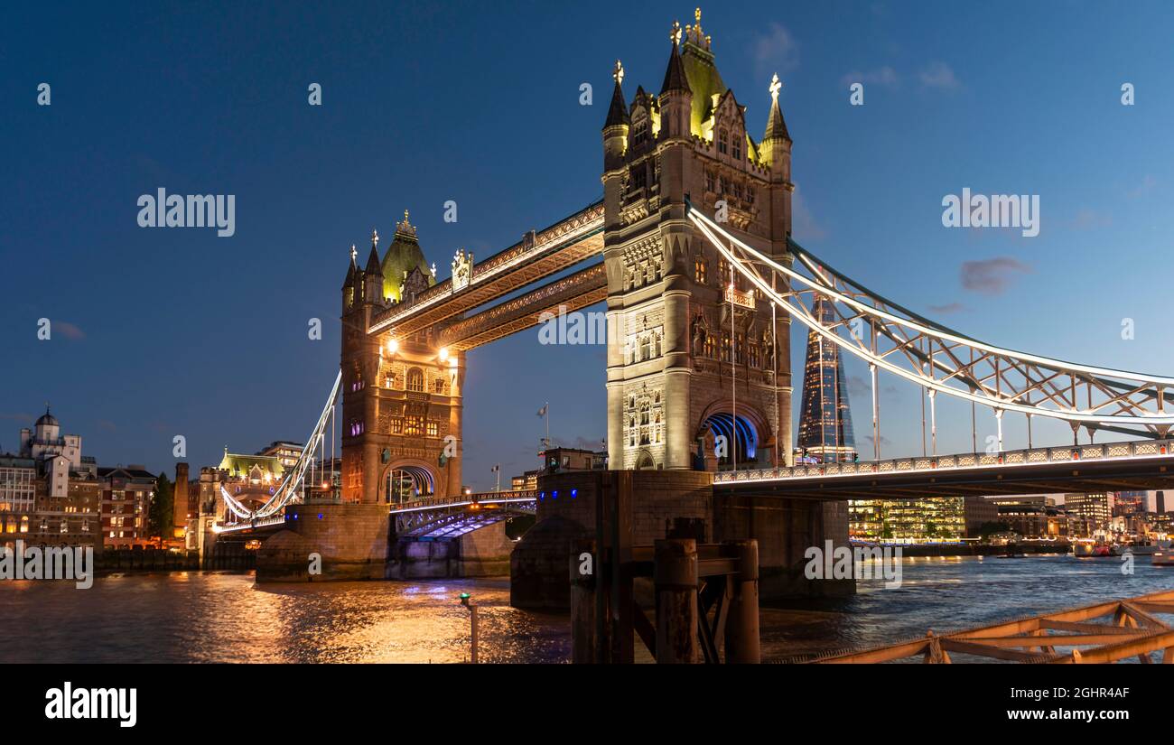 Tower Bridge illuminé au-dessus de la Tamise dans la soirée, Londres, Angleterre, Royaume-Uni Banque D'Images