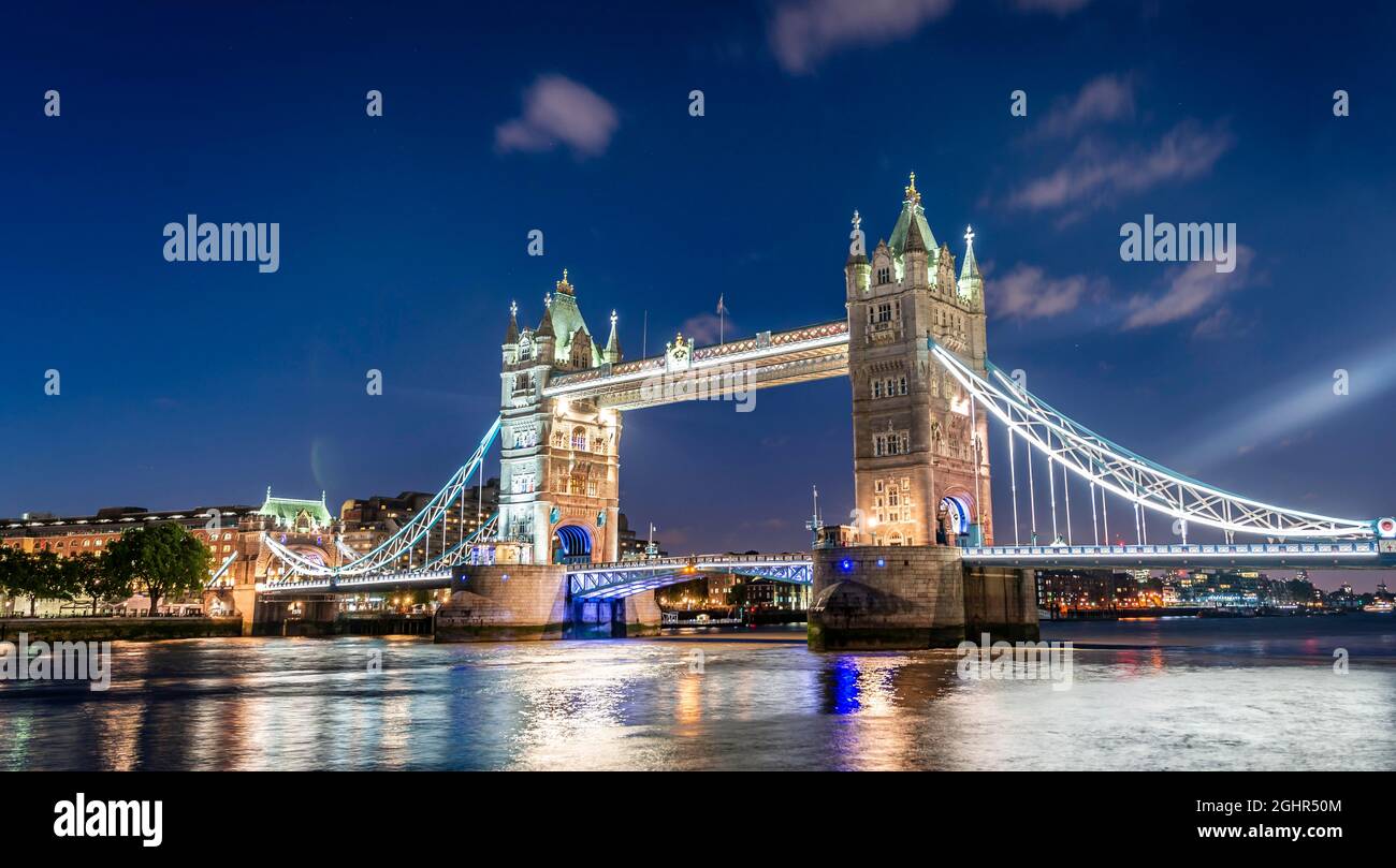 Tower Bridge illuminé au-dessus de la Tamise dans la soirée, Londres, Angleterre, Royaume-Uni Banque D'Images