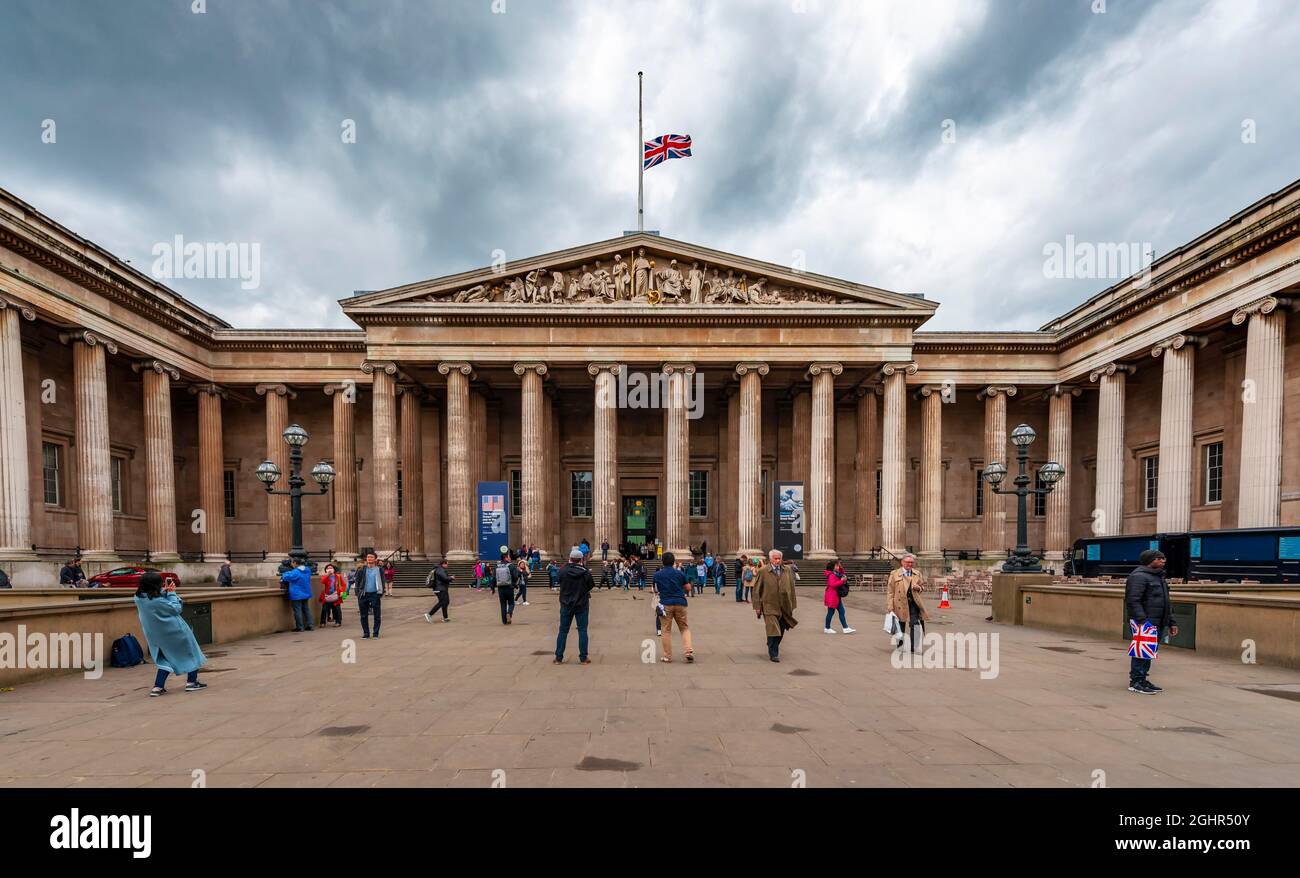 British Museum, avec drapeau à Half-Mast Sbury, Londres, Grande-Bretagne Banque D'Images