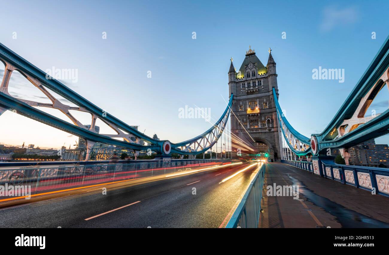 Tower Bridge dans la soirée, de légères traces de voitures de passage, Londres, Angleterre, Grande-Bretagne Banque D'Images