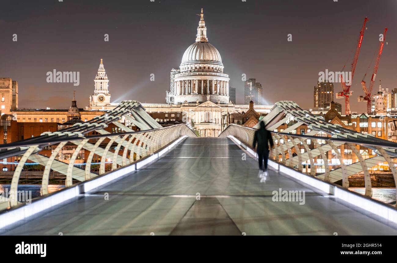 Millennium Bridge et St Paul's Cathedral at Night, Londres, Angleterre, Royaume-Uni Banque D'Images