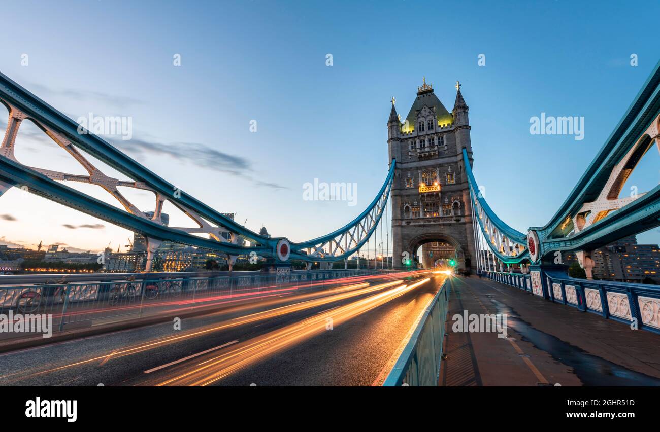 Tower Bridge dans la soirée, de légères traces de voitures de passage, Londres, Angleterre, Grande-Bretagne Banque D'Images