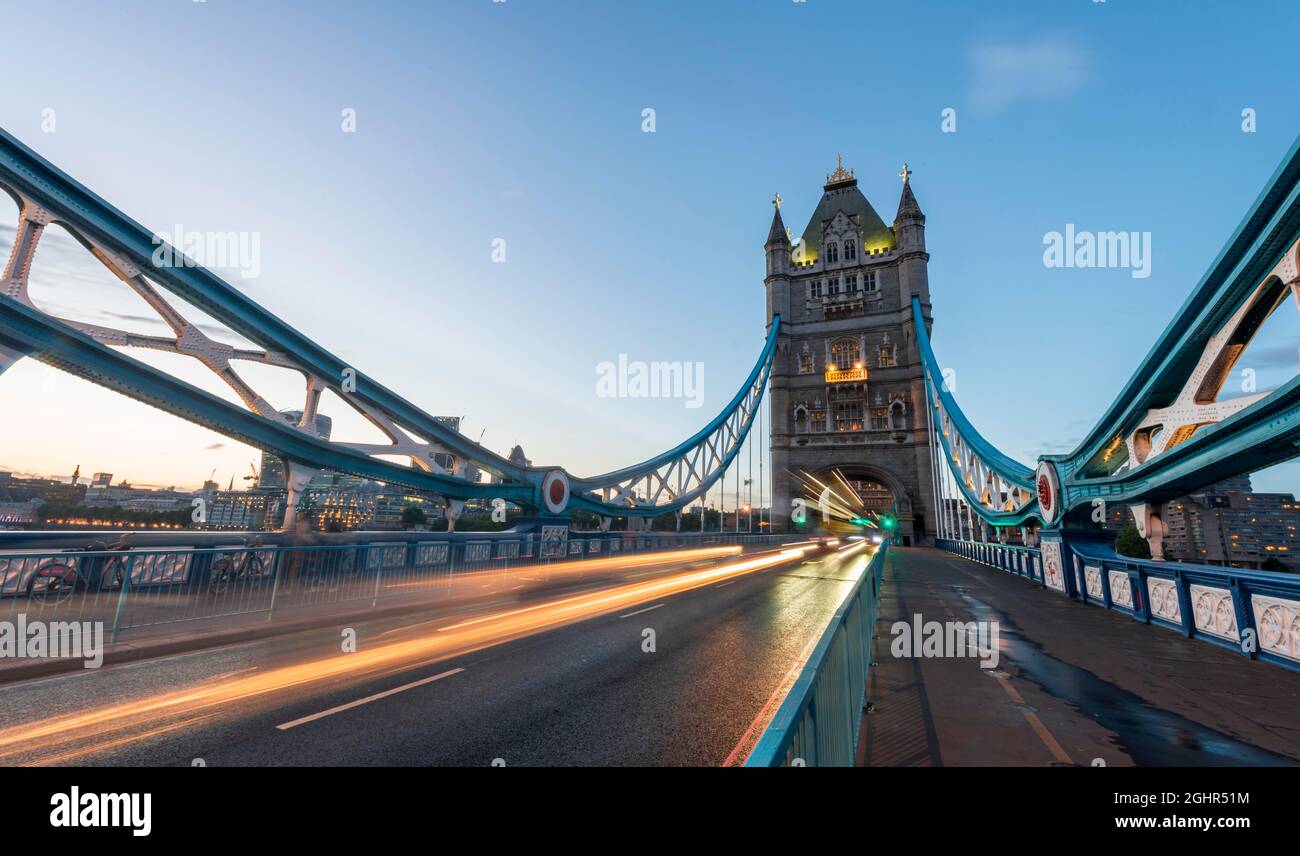 Tower Bridge dans la soirée, de légères traces de voitures de passage, Londres, Angleterre, Grande-Bretagne Banque D'Images