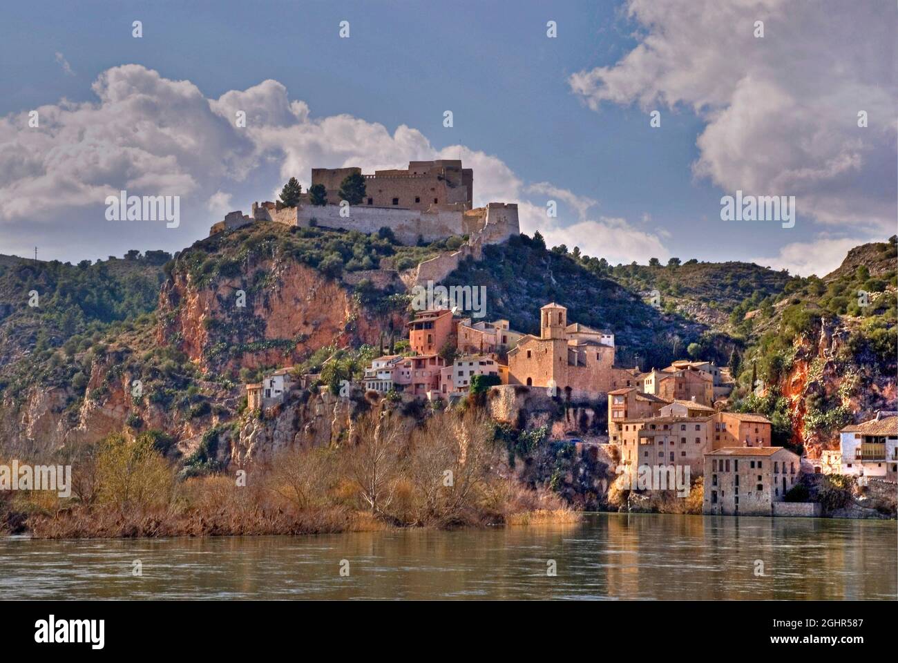La région de Tarragone en Espagne : le village et le château de Miravet surplombant la rivière Ebre. Banque D'Images