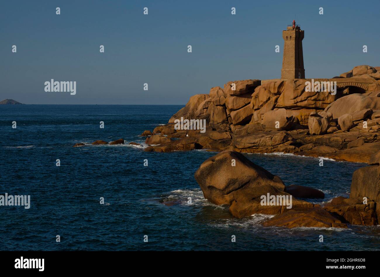 Phare de Ploumanac'h, rocher de Granite, Ploumanac'h, Côte de granit Rose, Côtes-d'Armor, Bretagne, France Banque D'Images