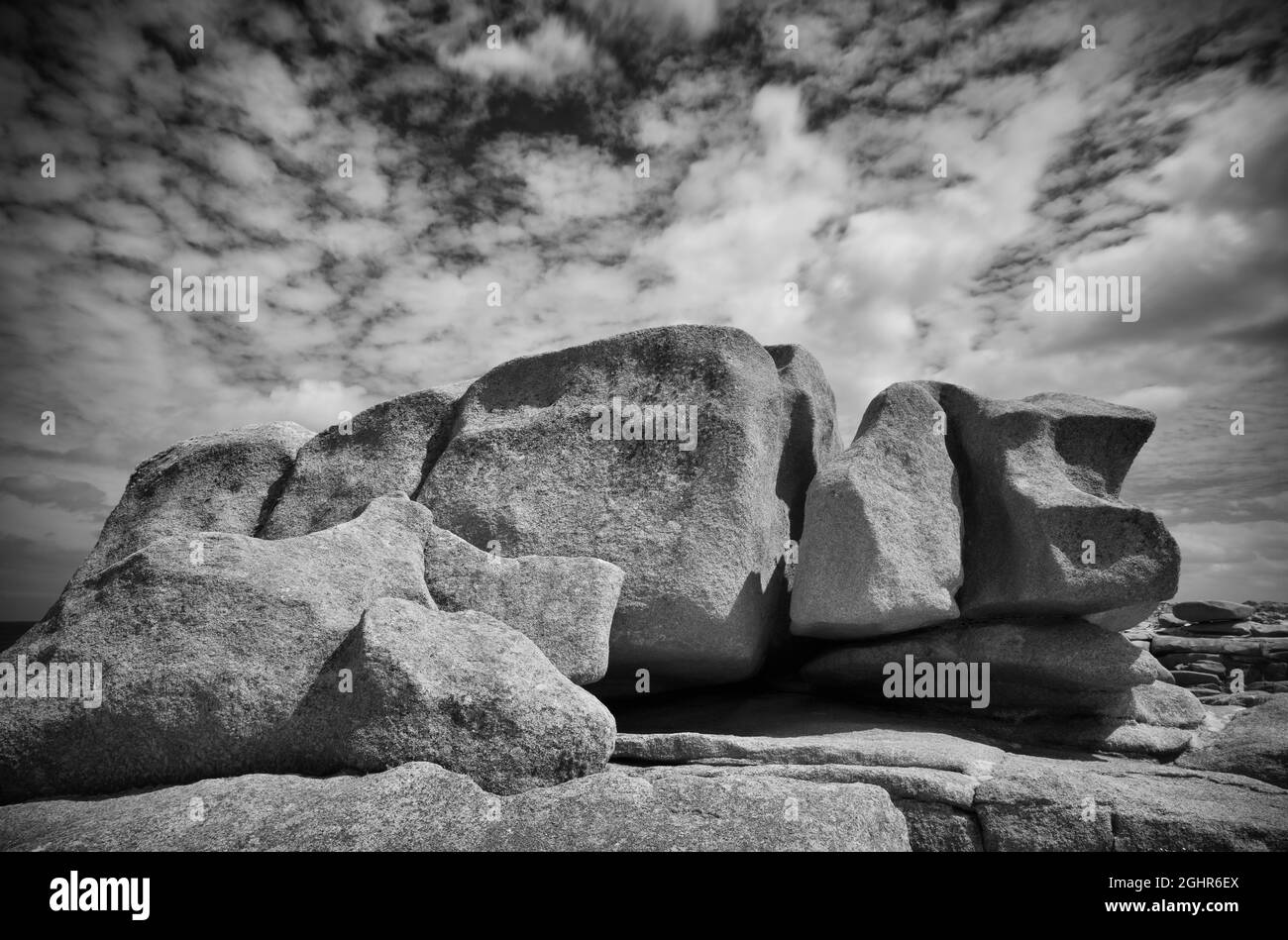 Rock formation le chien dormant, chien dormant, Ile Renote, côte rocheuse le long du Sentier des douiers, Tregastel, Côte de granit Rose, Côtes Banque D'Images
