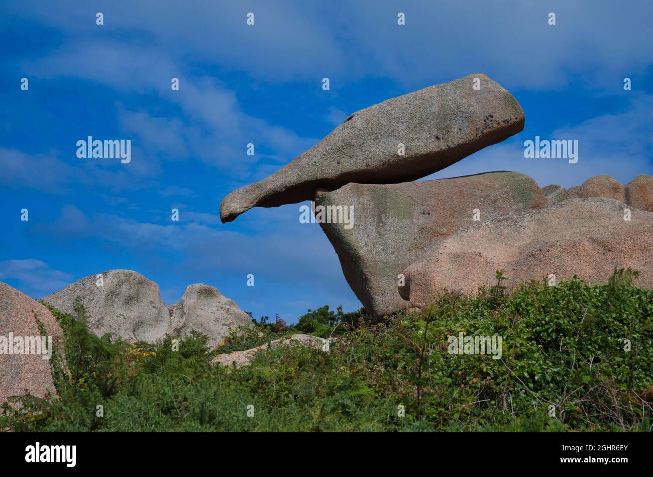 Formation rocheuse de la Bouteille, bouteille, côte rocheuse le long du Sentier des douiers, GR 34 Custom Officers route, Ploumanac'h, Côte de granit Rose Banque D'Images