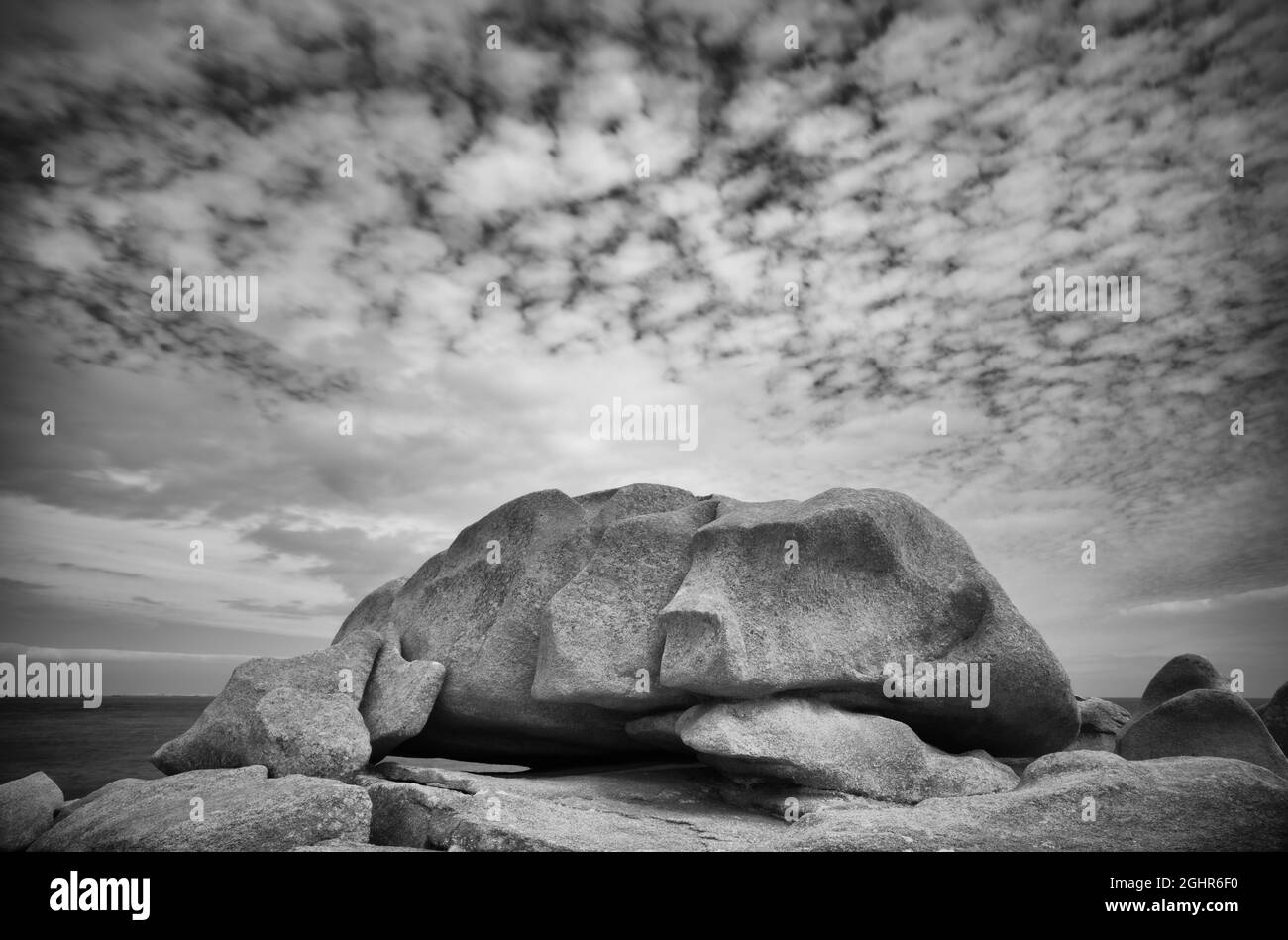 Rock formation le chien dormant, chien dormant, Ile Renote, côte rocheuse le long du Sentier des douiers, Tregastel, Côte de granit Rose, Côtes Banque D'Images
