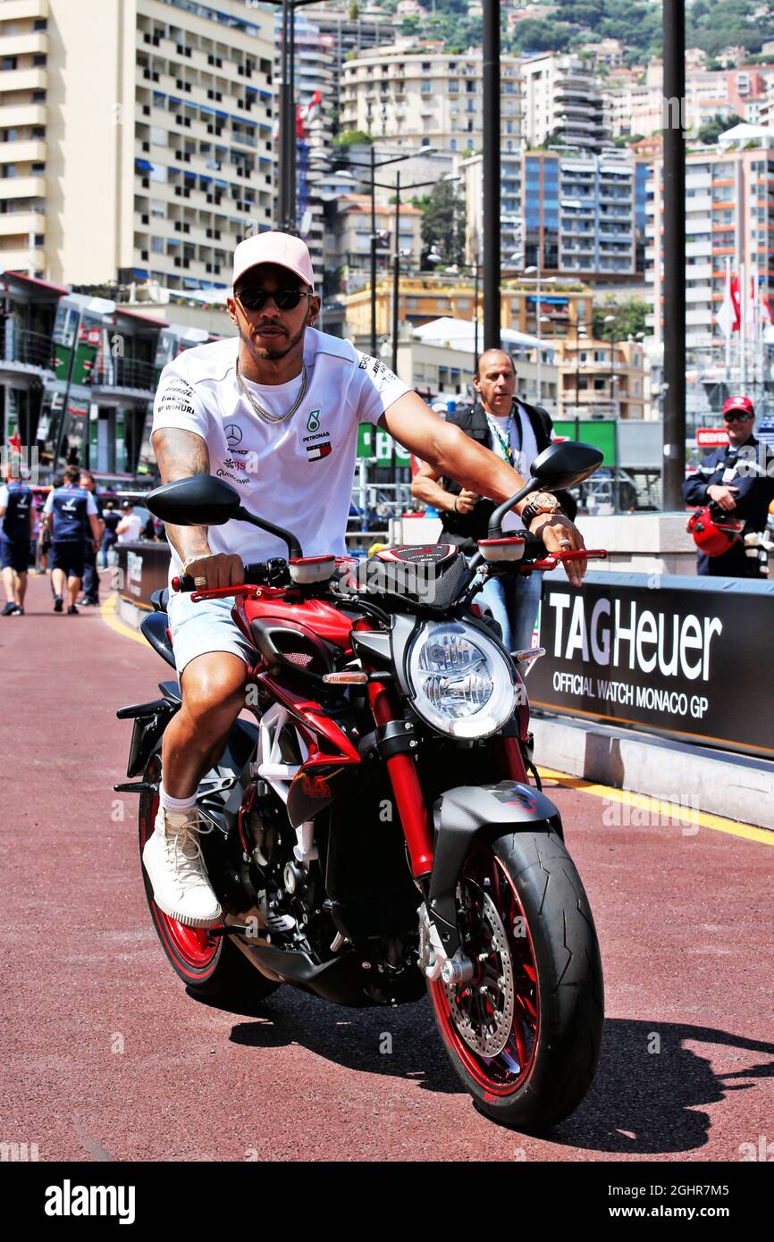 Lewis Hamilton (GBR) Mercedes AMG F1 avec son MV Agusta F4 LH44. 23.05.2018. Championnat du monde de Formule 1, Rd 6, Grand Prix de Monaco, Monte Carlo, Monaco, Journée de préparation. Le crédit photo doit être lu : images XPB/Press Association. Banque D'Images