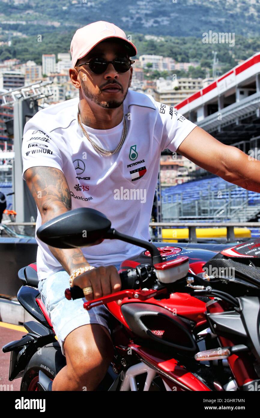 Lewis Hamilton (GBR) Mercedes AMG F1 avec son MV Agusta F4 LH44. 23.05.2018. Championnat du monde de Formule 1, Rd 6, Grand Prix de Monaco, Monte Carlo, Monaco, Journée de préparation. Le crédit photo doit être lu : images XPB/Press Association. Banque D'Images