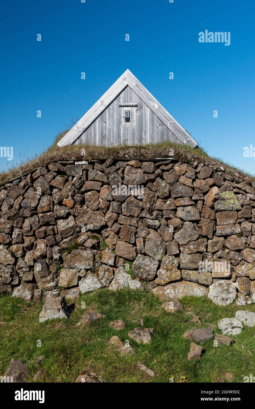 Cabane isolée avec mur de pierre, zone de haute température ou zone géothermique Hveravellir, Kjoelur, Highland, Islande Banque D'Images