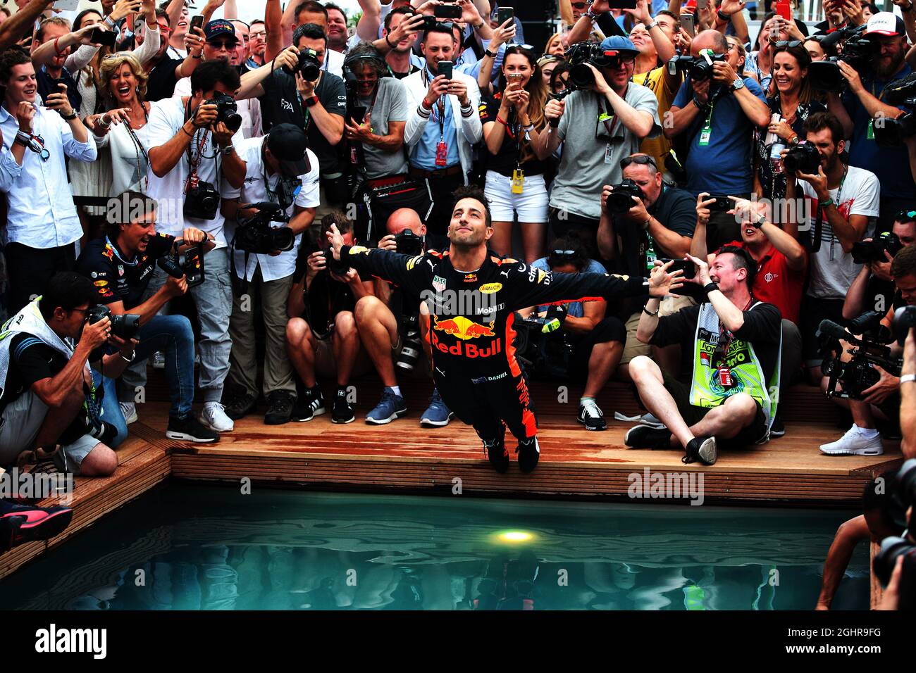 Daniel Ricciardo (AUS), vainqueur de la course Red Bull Racing, célèbre avec l'équipe de la Station énergétique Red Bull. 27.05.2018. Championnat du monde de Formule 1, Rd 6, Grand Prix de Monaco, Monte Carlo, Monaco, Jour de la course. Le crédit photo doit être lu : images XPB/Press Association. Banque D'Images