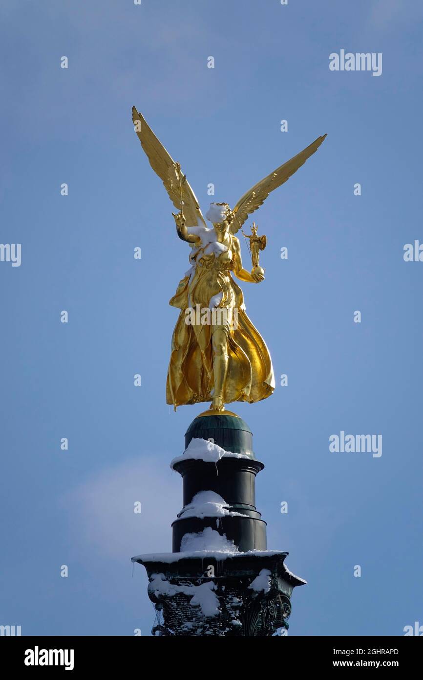 Ange de la paix ou monument de la paix au-dessus du Prinzregent-Luitpold-terrasse dans le Maximilianlagen et Luitpoldbruecke ou Prinzregenbruecke au-dessus du Banque D'Images