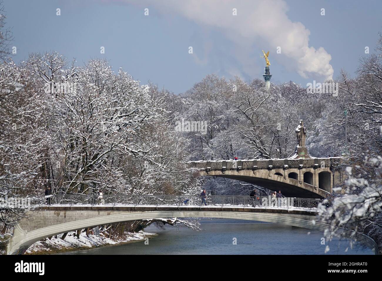 Rivière Isar avec pont de câble, Maximiliansbruecke et Friedensengel, vue de Ludwigsbruecke, capitale de l'État enneigé de Munich, État libre de Bavière Banque D'Images