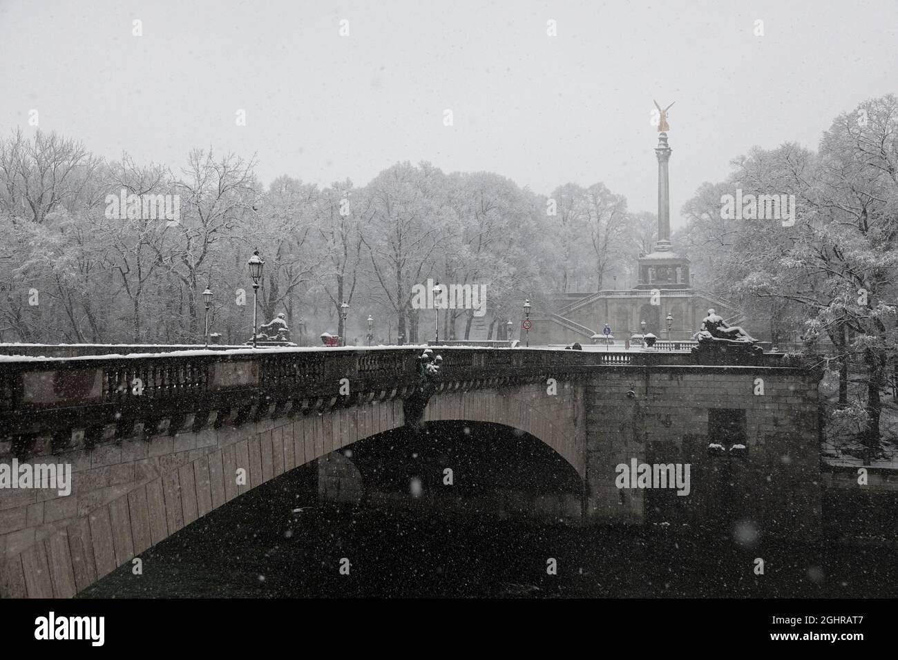 Ange de la paix ou Monument de la paix au-dessus de la terrasse Prinzregent-Luitpold dans le pont Maximiliansanlagen et Luitpold ou le pont Prinzregenten au-dessus de la Banque D'Images