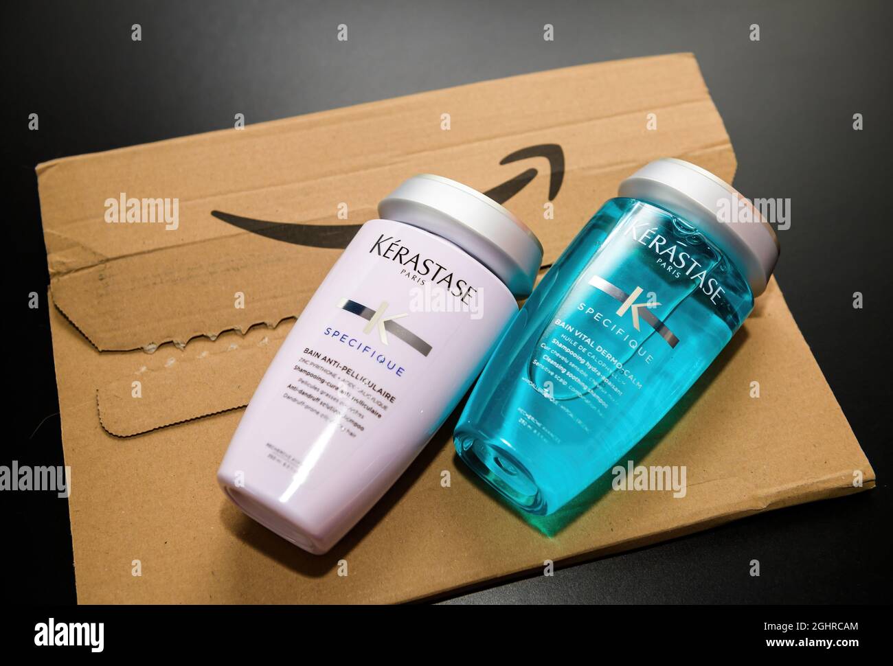 Nouveau shampooing Kerastase Paris au-dessus de l'emballage en carton Amazon  Prime Photo Stock - Alamy