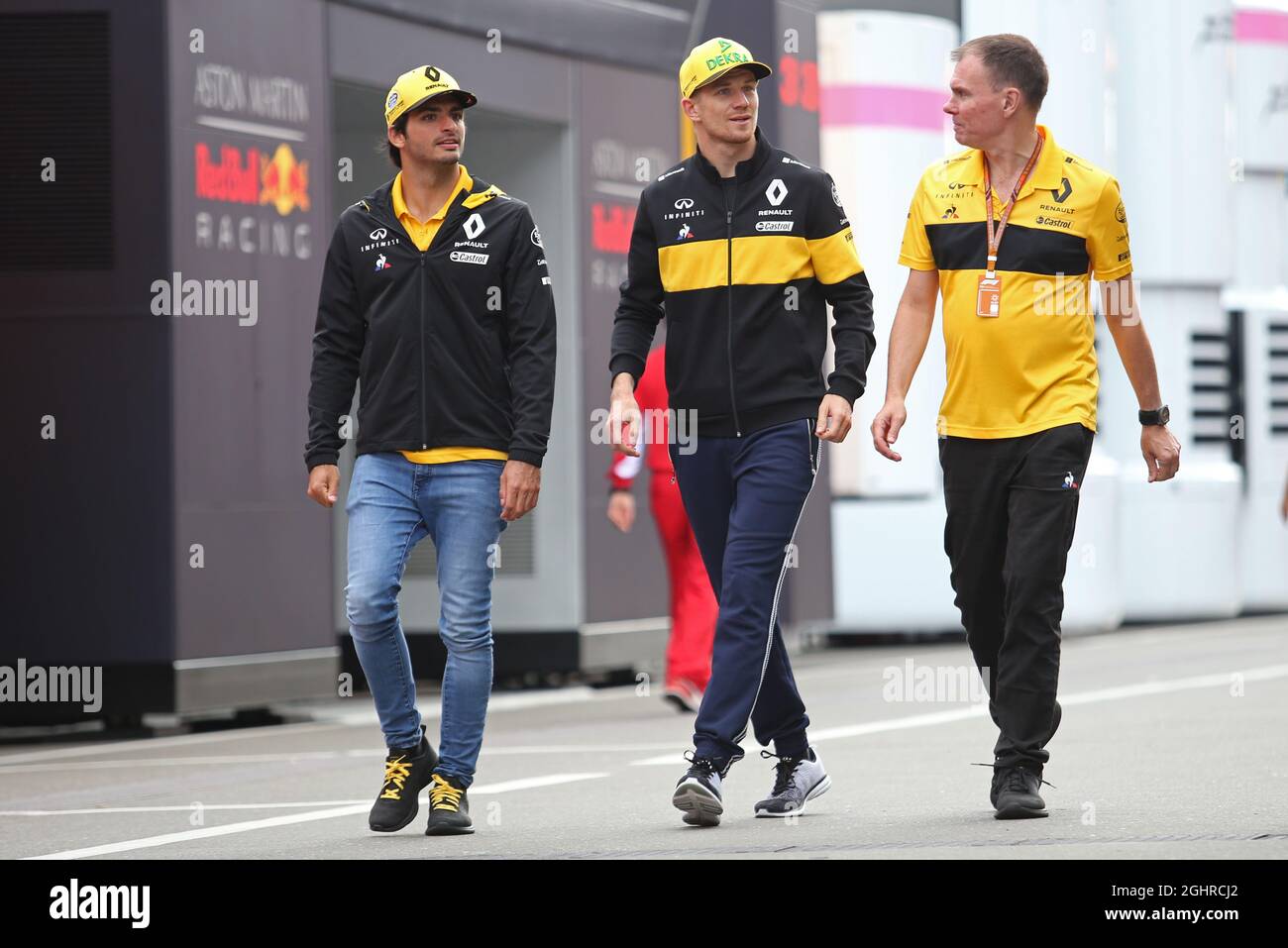 De gauche à droite) : Carlos Sainz Jr (ESP) Renault Sport F1 Team avec Nico  Hulkenberg (GER) Renault Sport F1 Team et Alan Permane (GBR) Renault Sport  F1 Team Trackside Operations Director.