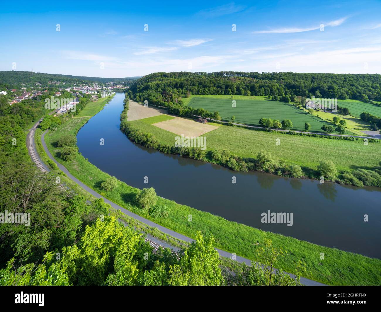 Vue depuis la Weser-Skywalk sur la rivière Weser vers Bad Karlshafen, Beverungen, Hoexter, Westphalie orientale, Weserbergland, Rhénanie-du-Nord-Westphalie Banque D'Images