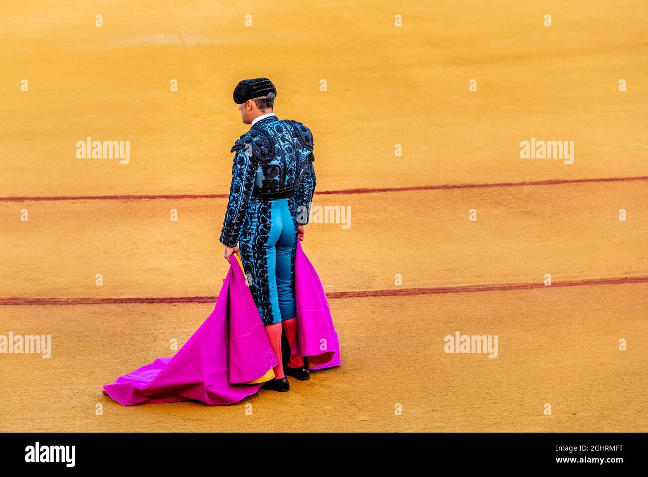 Banderillero avec capa, torero avec tissu rose en robe traditionnelle, corrida, arène Plaza de toros de la Real Maestranza de Caballeria de Banque D'Images