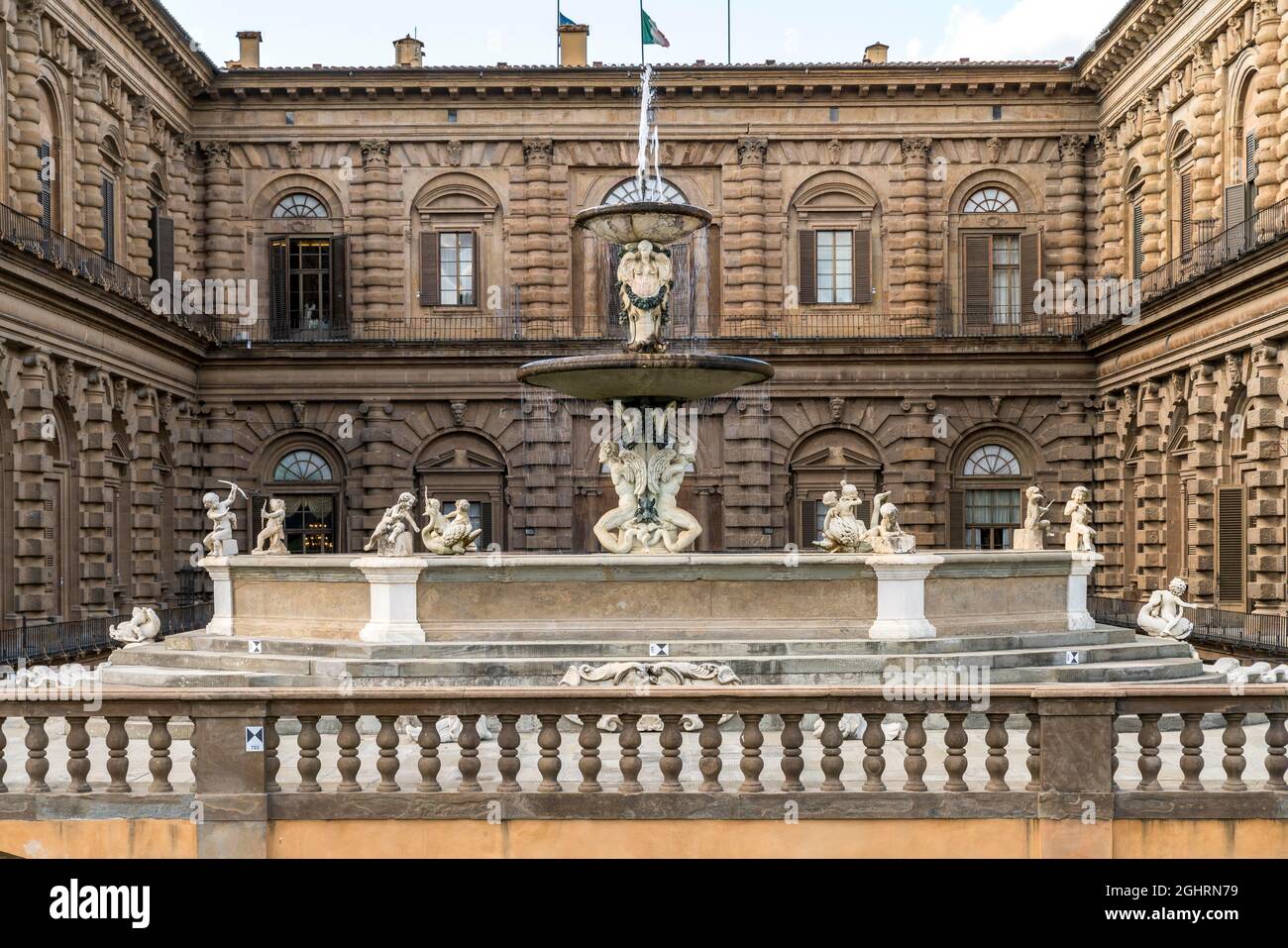 Fontana del Carciofo, fontaine d'artichaut, 1639-41, sculpteurs Francesco Susini et Francesco del Tadda, Cortile dell'Ammannati, Palazzo Pitti Banque D'Images