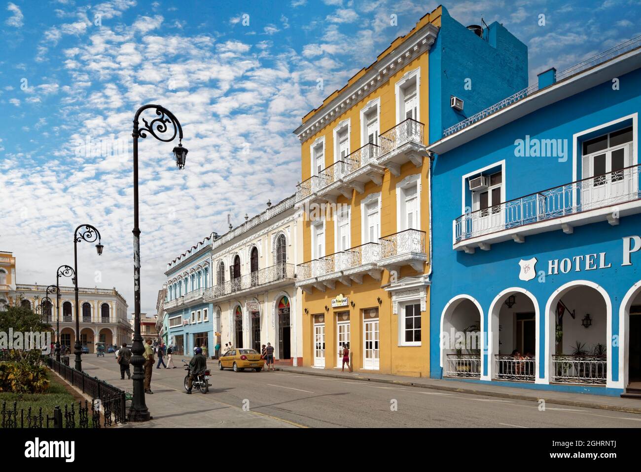 Scène de rue, maisons anciennes de l'époque coloniale espagnole au Parc Serafin Sanchez, Hôtel Plaza, Sancti Spiritus, Centre de Cuba, province Sancti Spiritus Banque D'Images