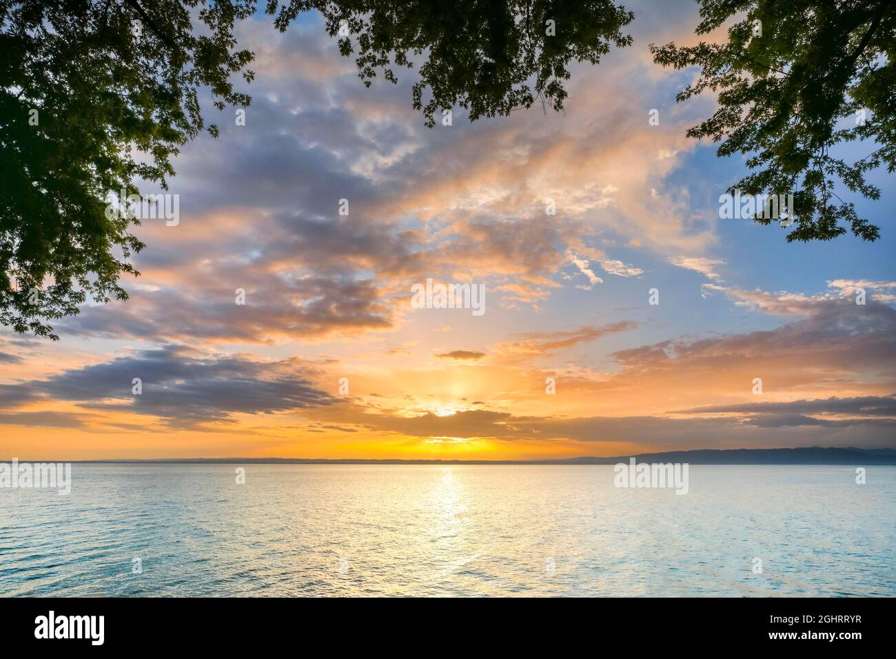 Vue depuis Arbon sur le lac de Constance au lever du soleil coloré, canton de Thrugau, Suisse Banque D'Images