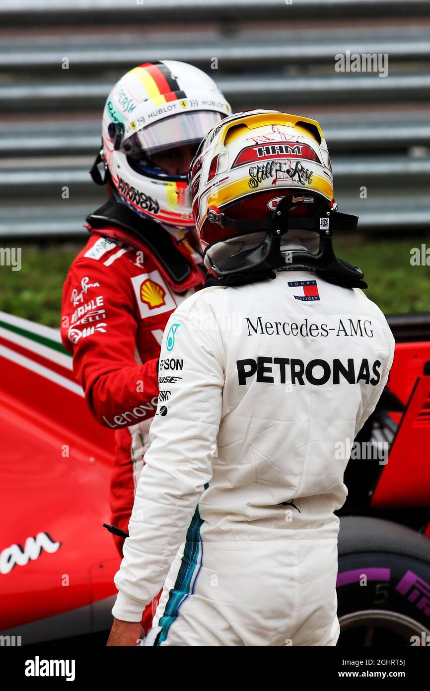 Lewis Hamilton (GBR) Mercedes AMG F1 fête sa position de pôle dans la qualification du parc ferme avec Sebastian Vettel (GER) Ferrari. Grand Prix des États-Unis, samedi 20 octobre 2018. Circuit of the Americas, Austin, Texas, États-Unis. 20.10.2018. Formula 1 World Championship, Rd 18, Grand Prix des États-Unis, Austin, Texas, États-Unis, Journée de qualification. Le crédit photo doit être lu : images XPB/Press Association. Banque D'Images