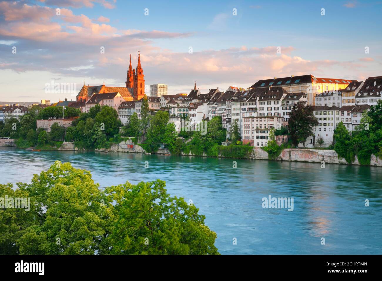 Vue sur la cathédrale de Bâle au milieu de la vieille ville de Bâle avec le Rhin turquoise en premier plan Banque D'Images