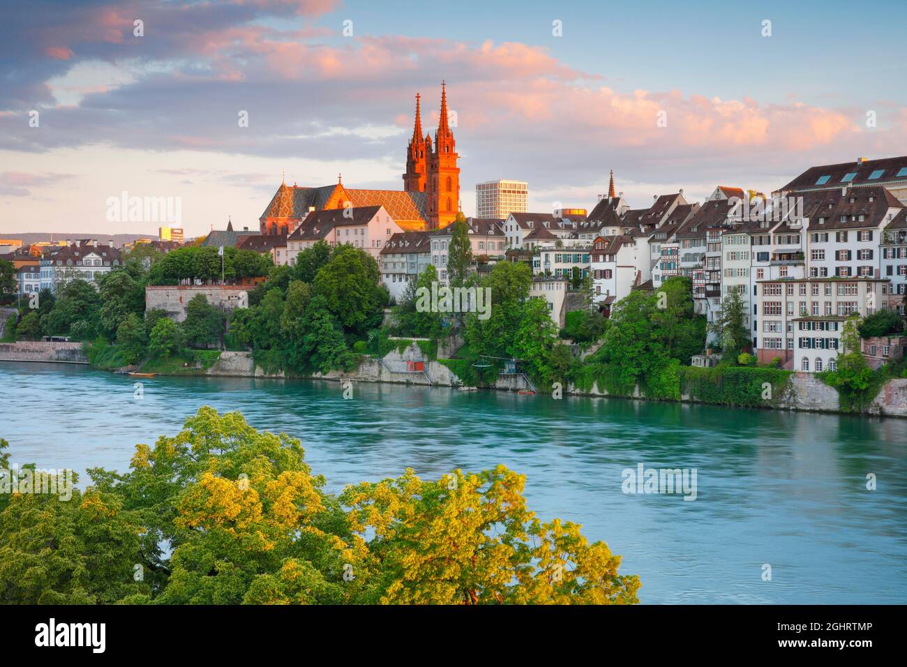 Vue sur la cathédrale de Bâle au milieu de la vieille ville de Bâle avec le Rhin turquoise en premier plan Banque D'Images