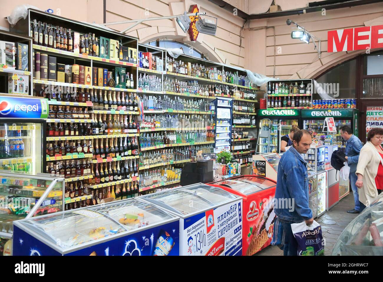 Vente de spiritueux et boissons marché alimentaire Privoz, marché Privoz, Odessa, Ukraine Banque D'Images