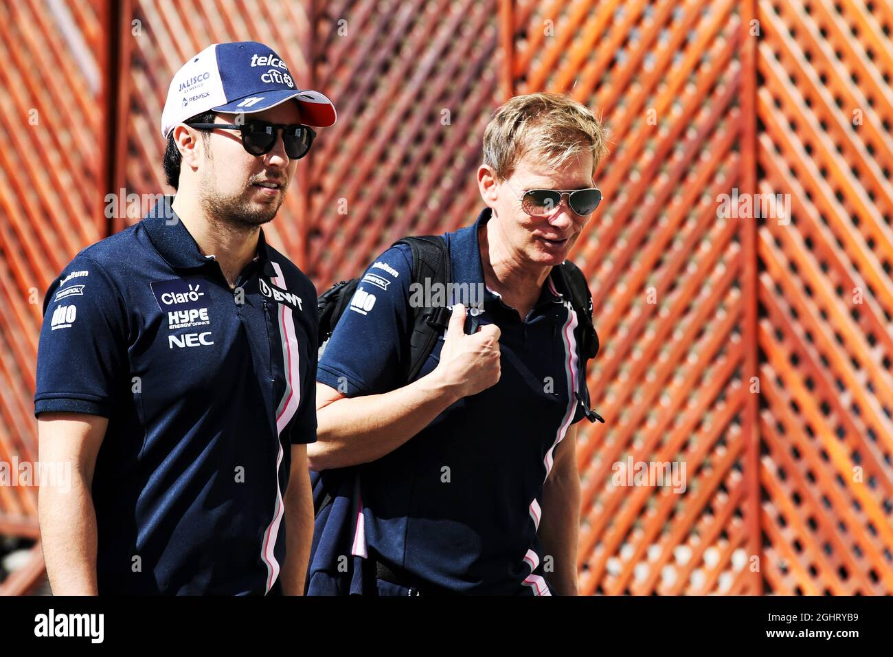 (De gauche à droite): Sergio Perez (MEX) Racing point Force India F1 Team avec Xavi Martos (ESP) Racing point Force India F1 Team Physio. 23.11.2018. Formula 1 World Championship, Rd 21, Grand Prix d'Abu Dhabi, circuit Yas Marina, Abu Dhabi, Practice Day. Le crédit photo doit être lu : images XPB/Press Association. Banque D'Images