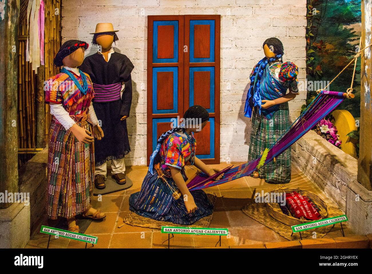 Costumes mayas de San Antonio Agua Calientes, Musée de la musique du peuple Maya, Casa K'ojom à Jocatenago, Jocatenago, Guatemala Banque D'Images