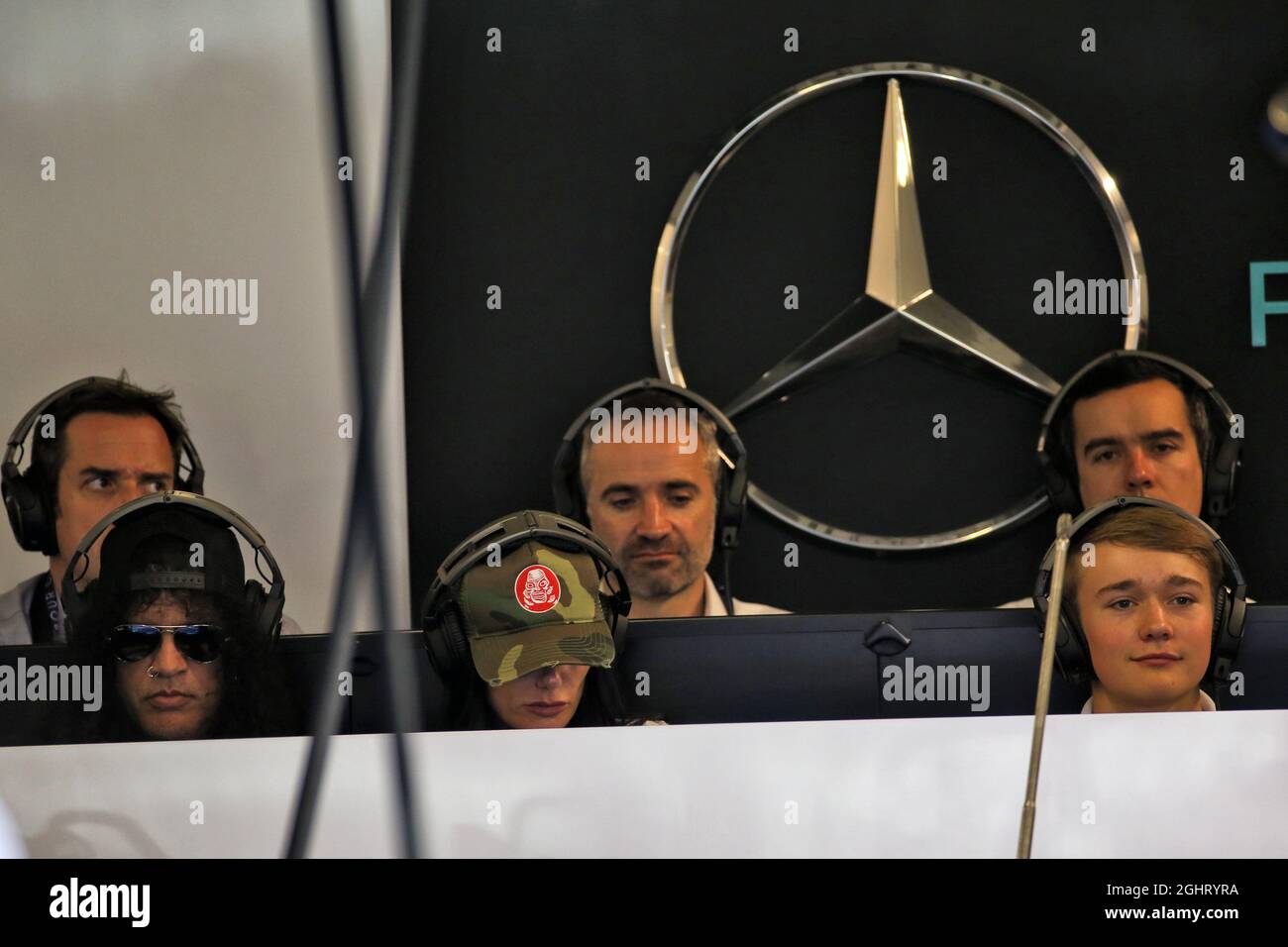 Slash (Saul Hudson), guitariste principal Guns N Roses, (à gauche) dans le garage Mercedes AMG F1 avec Billy Monger (GBR) Racing Driver (à droite). 24.11.2018. Formula 1 World Championship, Rd 21, Grand Prix d'Abu Dhabi, circuit Yas Marina, Abu Dhabi, Journée de qualification. Le crédit photo doit être lu : images XPB/Press Association. Banque D'Images