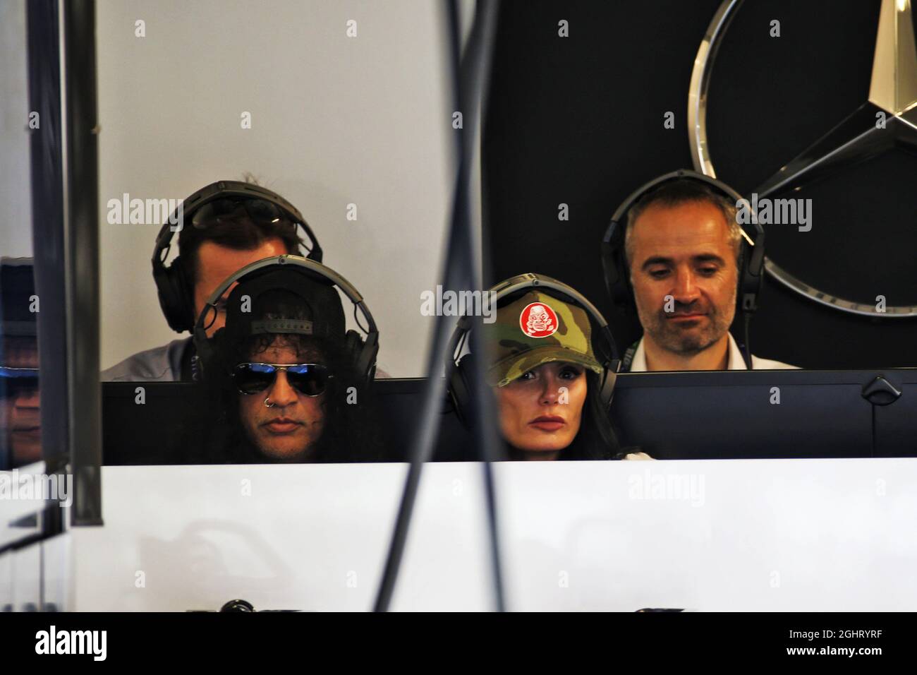 Slash (Saul Hudson), guitariste leader Guns N Roses, dans le garage Mercedes AMG F1. 24.11.2018. Formula 1 World Championship, Rd 21, Grand Prix d'Abu Dhabi, circuit Yas Marina, Abu Dhabi, Journée de qualification. Le crédit photo doit être lu : images XPB/Press Association. Banque D'Images